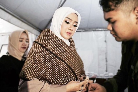 13 Pesona Cita Citata pakai hijab, dipuji makin cantik