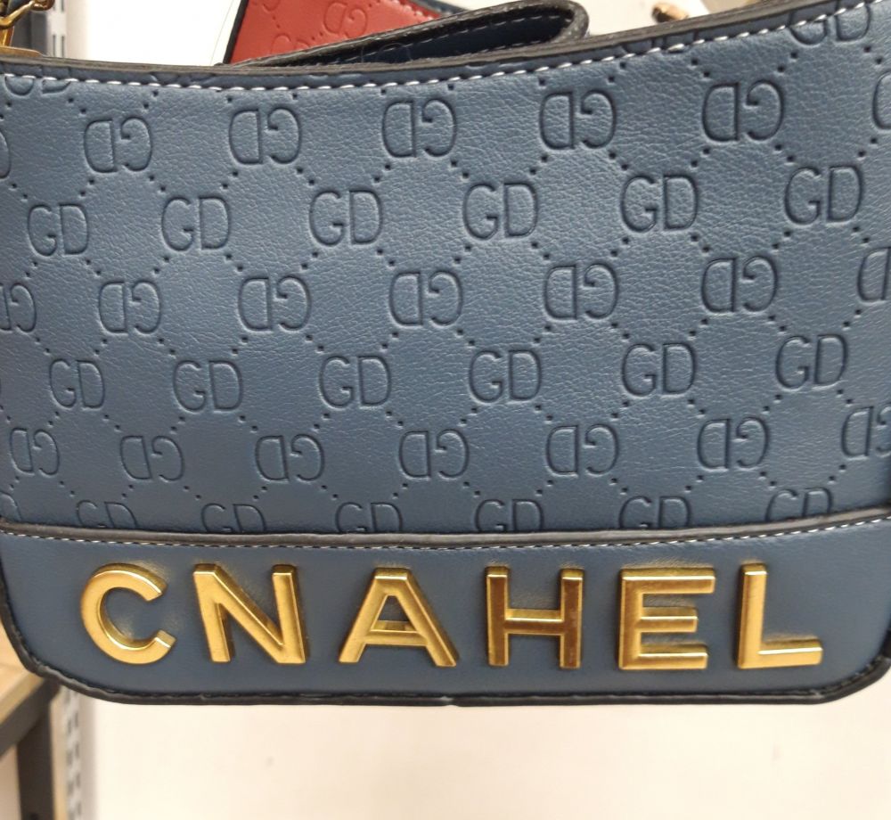 tulisan lucu di tas selempang branded © berbagai sumber