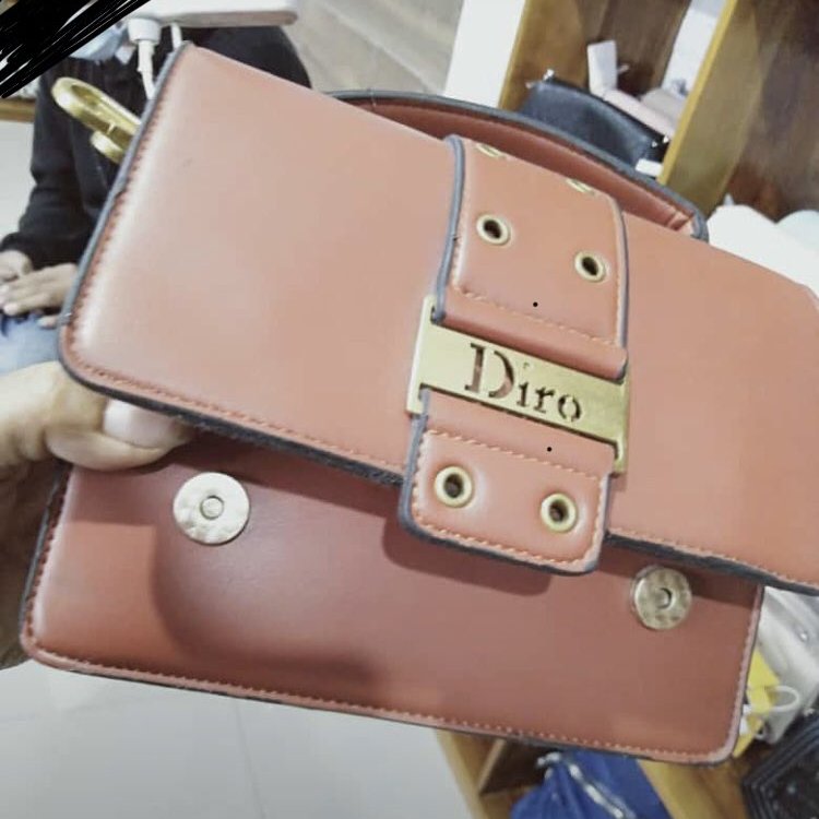 tulisan lucu di tas selempang branded © berbagai sumber