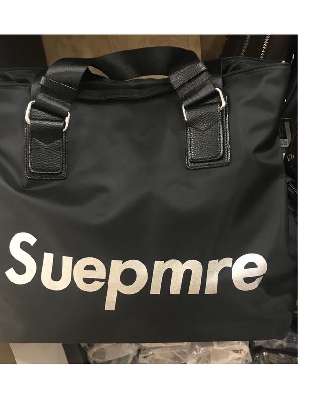 tulisan lucu di tas selempang branded © berbagai sumber tulisan lucu di tas selempang branded © berbagai sumber