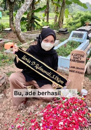 Ibu meninggal sebelum sidang skripsi, kisah mahasiswi ini bikin nyesek