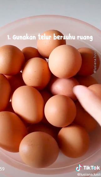 7 Trik mengukus kue agar teksturnya halus dan tidak bantet, antigagal