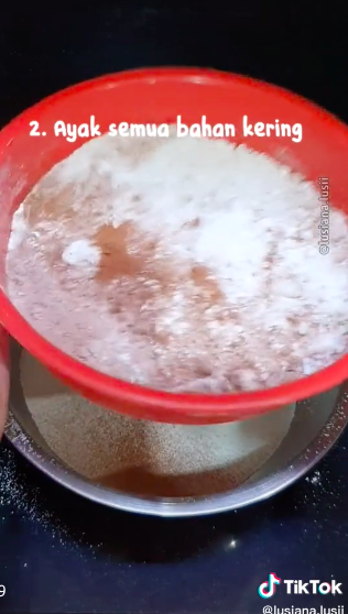 7 Trik mengukus kue agar teksturnya halus dan tidak bantet, antigagal