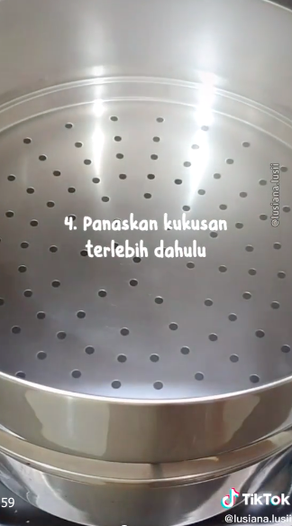 7 Trik mengukus kue agar teksturnya halus dan tidak bantet, antigagal