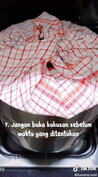 7 Trik mengukus kue agar teksturnya halus dan tidak bantet, antigagal