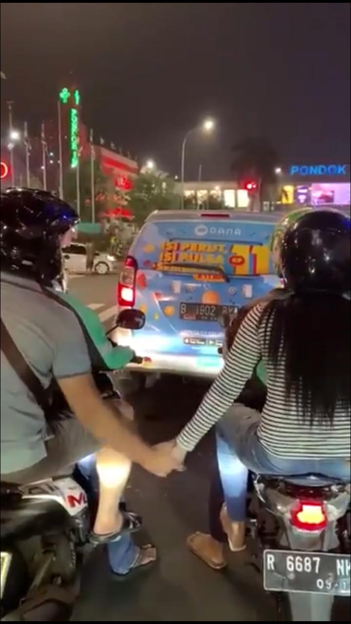 tingkah nyeleneh di lampu merah © berbagai sumber