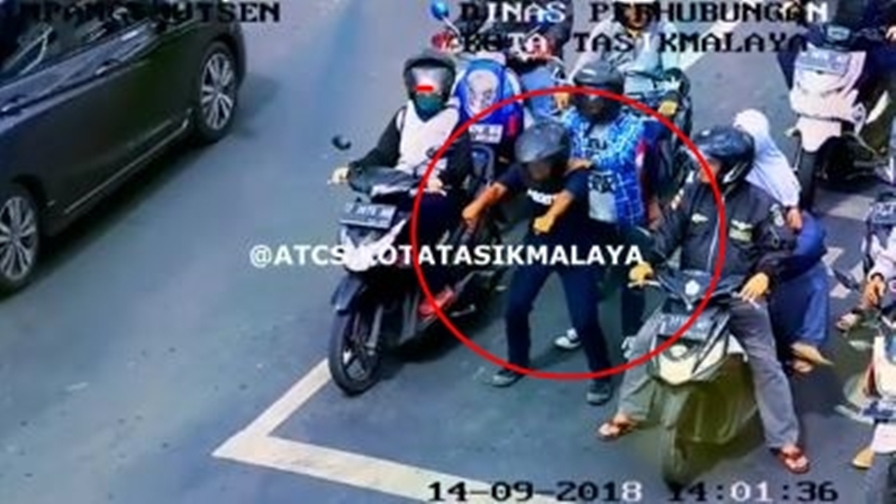 tingkah nyeleneh di lampu merah © berbagai sumber