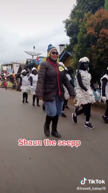 Emak-emak lomba gerak jalan pakai kostum Shaun The Sheep, aksinya lucu