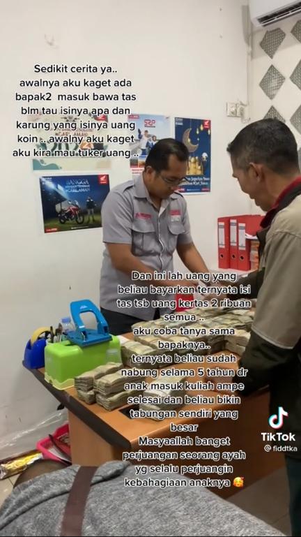 beli motor pakai sekarung receh dan Rp 2 ribuan  © TikTok/@fiddtka