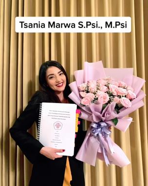 Kisah perjuangan Tsania Marwa lulus S2, judul tesisnya jadi sorotan