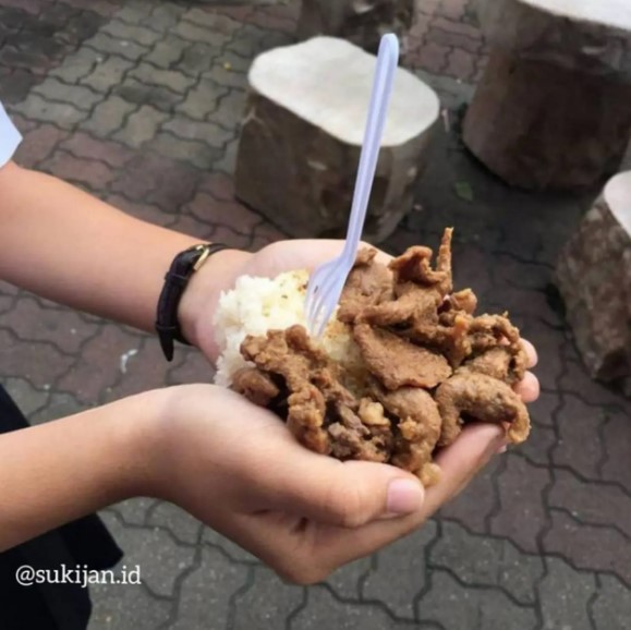 orang nyusahin diri sendiri saat makan © berbagai sumber