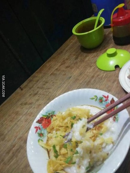 orang nyusahin diri sendiri saat makan © berbagai sumber