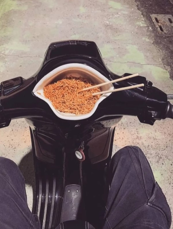 Potret orang gunakan wadah pengganti mangkok mi Berbagai sumber