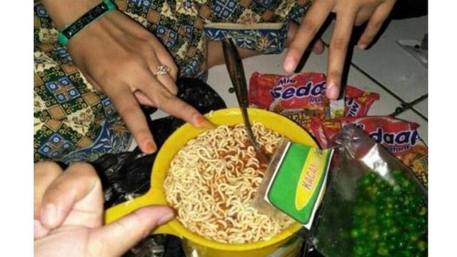 Potret orang gunakan wadah pengganti mangkok mi Berbagai sumber