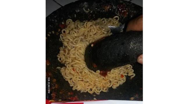 Potret orang gunakan wadah pengganti mangkok mi Berbagai sumber