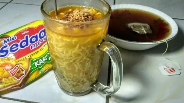 Potret orang gunakan wadah pengganti mangkok mi Berbagai sumber
