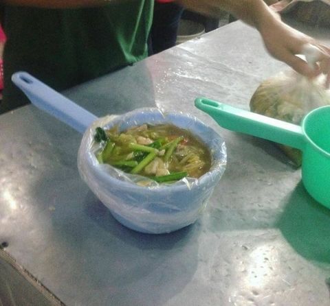 Potret orang gunakan wadah pengganti mangkok mi Berbagai sumber
