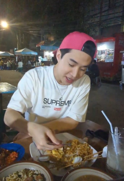 11 Potret Henry Lau kulineran di Indonesia, serba makanan kaki lima