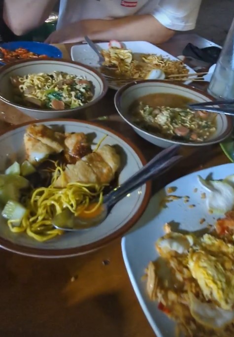 11 Potret Henry Lau kulineran di Indonesia, serba makanan kaki lima