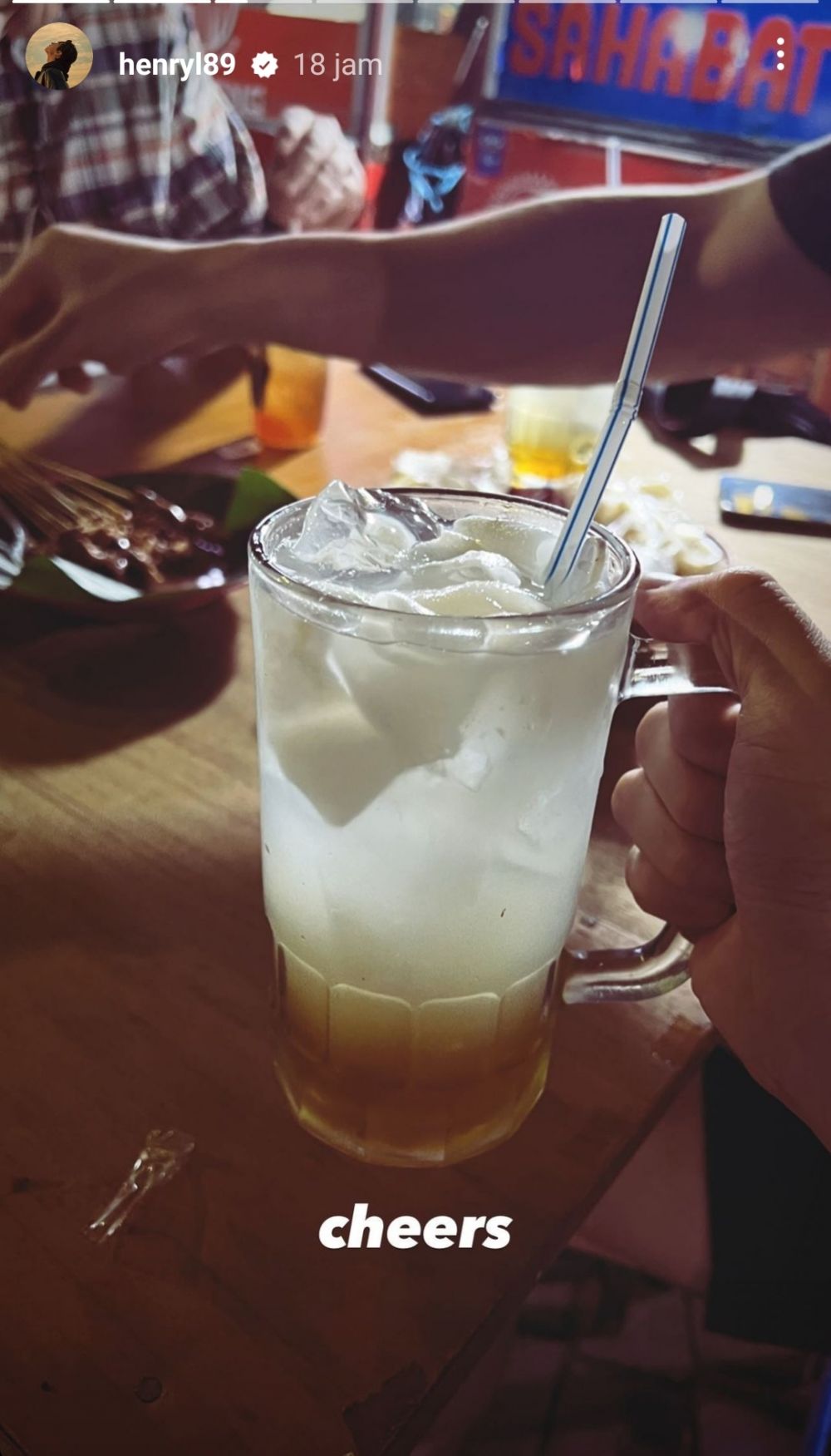 11 Potret Henry Lau kulineran di Indonesia, serba makanan kaki lima