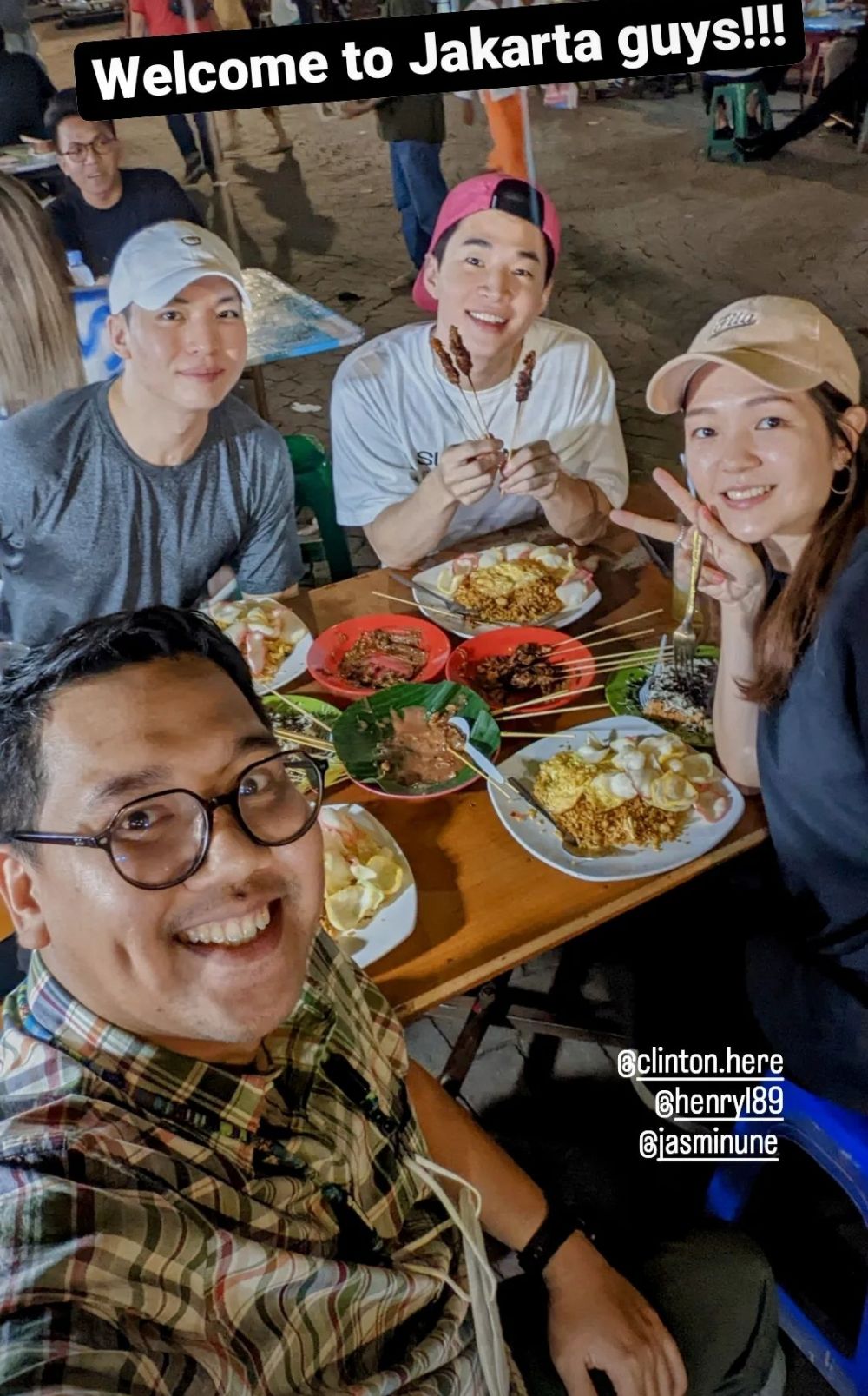 11 Potret Henry Lau kulineran di Indonesia, serba makanan kaki lima