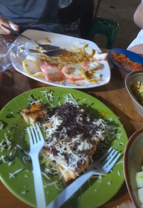 11 Potret Henry Lau kulineran di Indonesia, serba makanan kaki lima