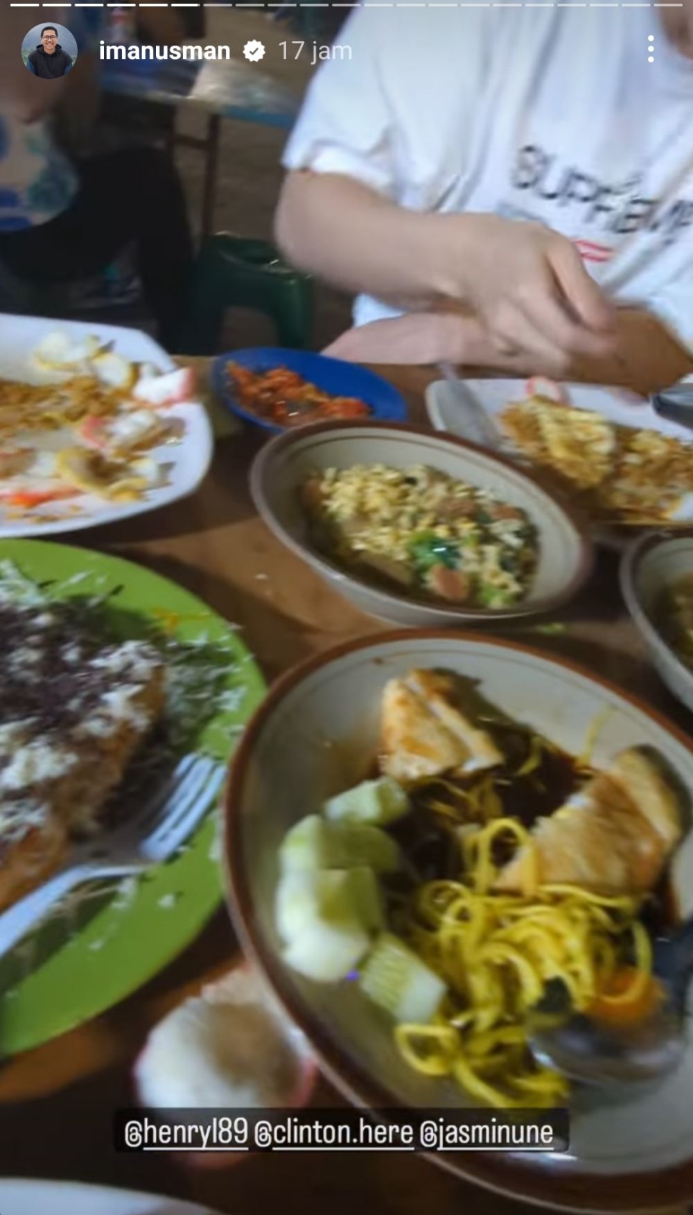 11 Potret Henry Lau kulineran di Indonesia, serba makanan kaki lima