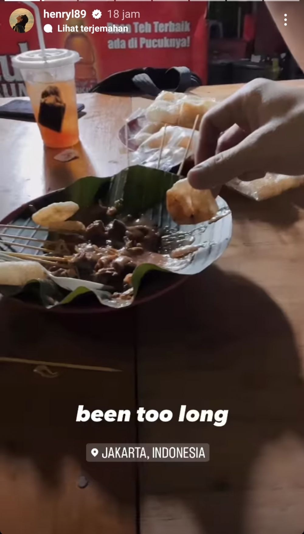 11 Potret Henry Lau kulineran di Indonesia, serba makanan kaki lima