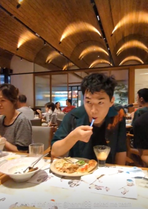 11 Potret Henry Lau kulineran di Indonesia, serba makanan kaki lima