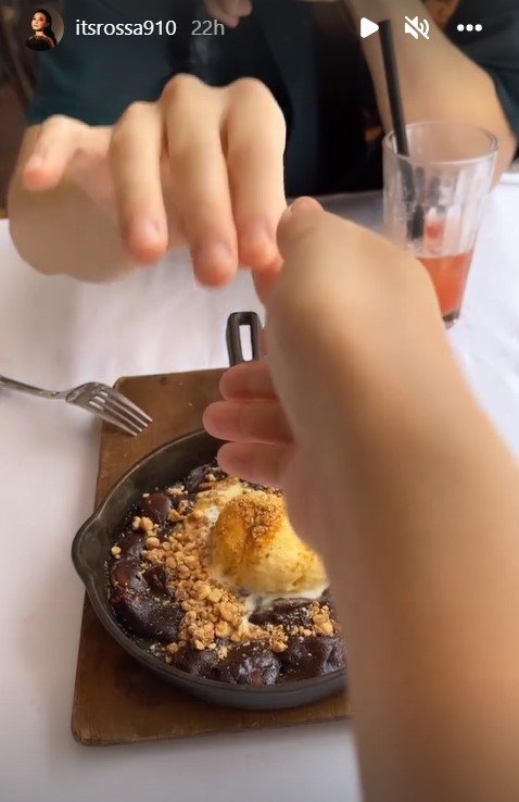 11 Potret Henry Lau kulineran di Indonesia, serba makanan kaki lima