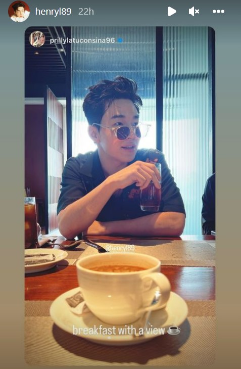 11 Potret Henry Lau kulineran di Indonesia, serba makanan kaki lima