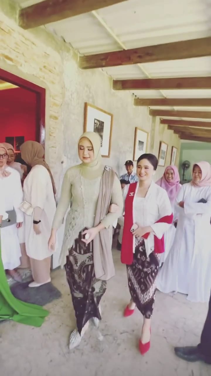 gaya tissa biani di acara lamaran kakak © instagram