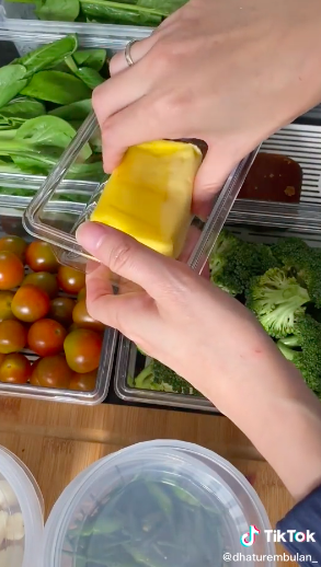 10 Cara praktis istri Tria The Changcuters menata makanan di kulkas