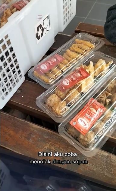 Pemuda jajakan dagangan bikin geregetan Berbagai sumber Pemuda jajakan dagangan bikin geregetan Berbagai sumber