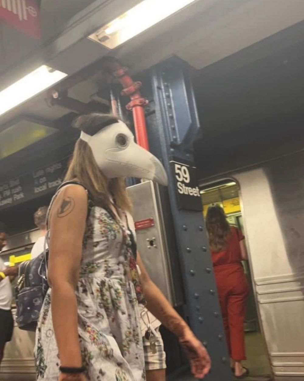 11 Penampakan kostum aneh penumpang KRL, kreativitasnya bikin heran