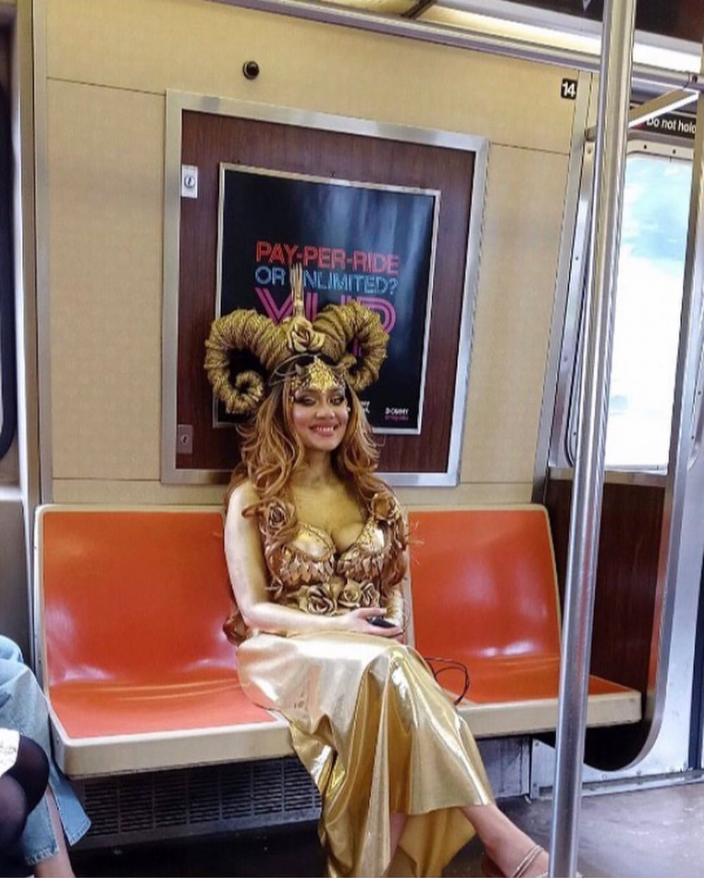 penampakan kostum aneh penumpang KRL Berbagai sumber