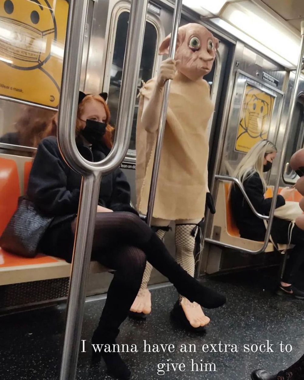 penampakan kostum aneh penumpang KRL Berbagai sumber