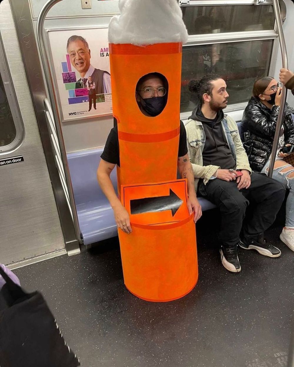 penampakan kostum aneh penumpang KRL Berbagai sumber