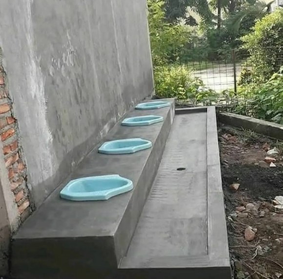 Potret nyeleneh toilet di luar ruangan © berbagai sumber