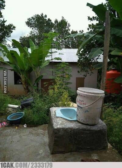 Potret nyeleneh toilet di luar ruangan © berbagai sumber