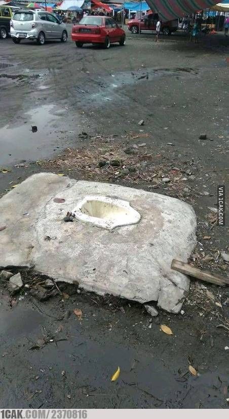 Potret nyeleneh toilet di luar ruangan © berbagai sumber