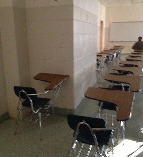 11 Penampakan nyeleneh di ruang kelas, ada benda tak terduga