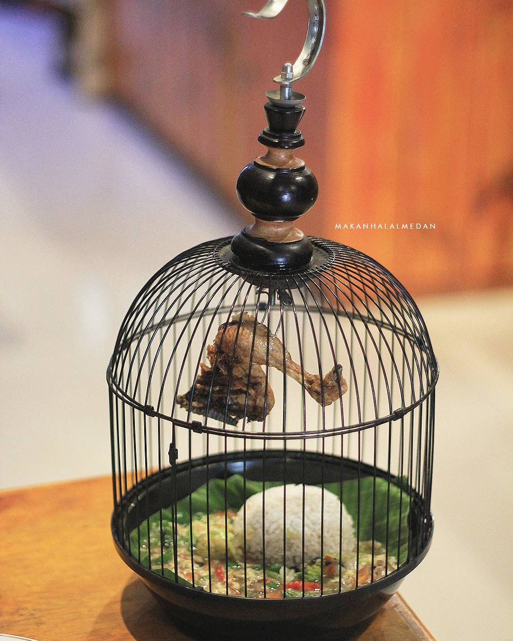 penampakan aneh di kandang burung © berbagai sumber