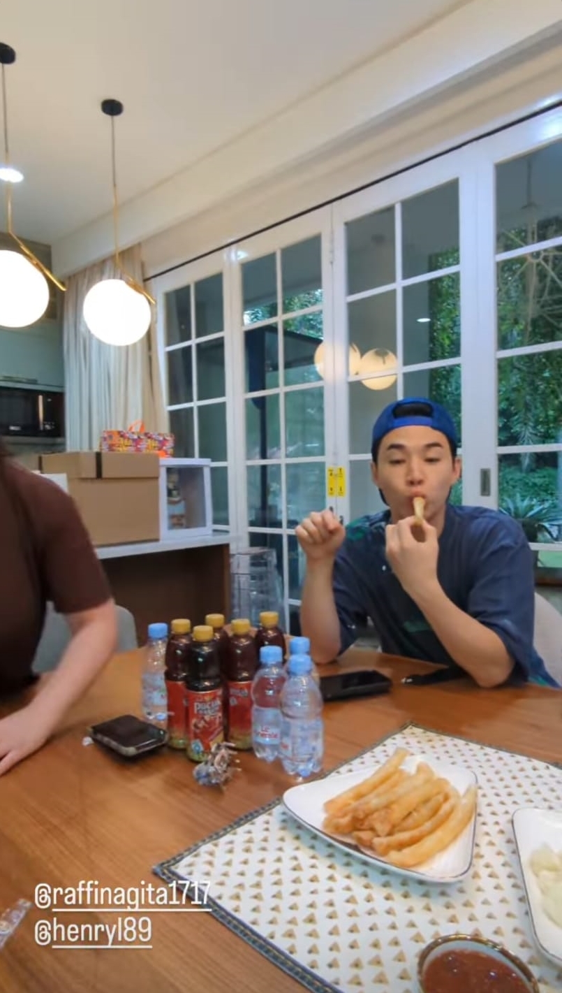 Henry Lau main ke rumah Raffi Ahmad © Instagram