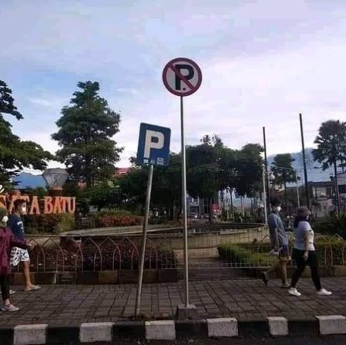 petunjuk terbalik nyeleneh pol © berbagai sumber