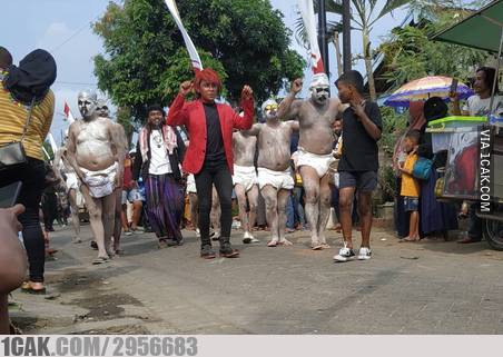 kostum gerak jalan nyeleneh © berbagai sumber