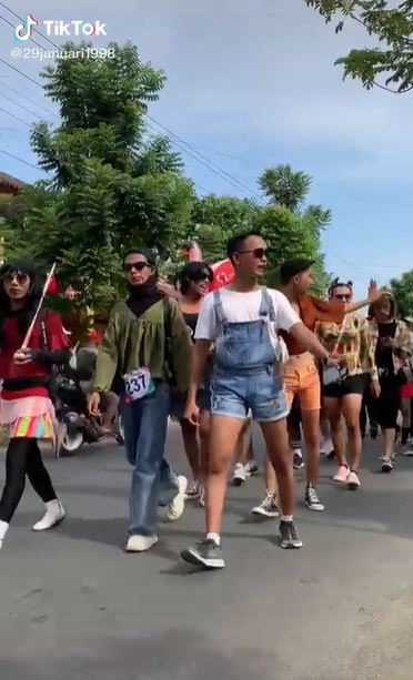 kostum gerak jalan nyeleneh © berbagai sumber