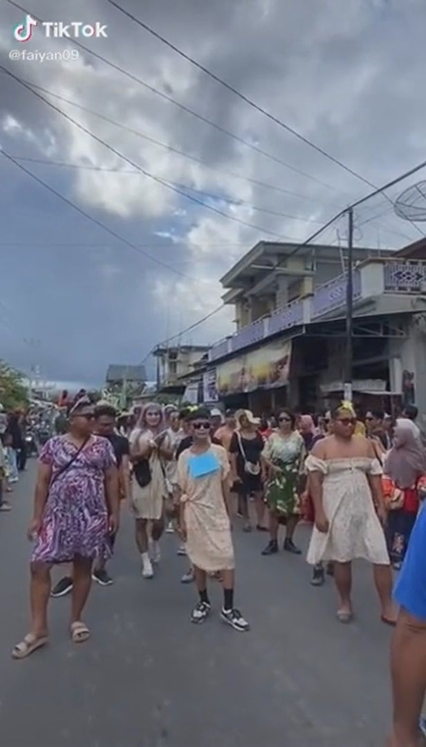 kostum gerak jalan nyeleneh © berbagai sumber