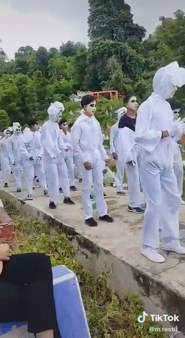 kostum gerak jalan nyeleneh © berbagai sumber