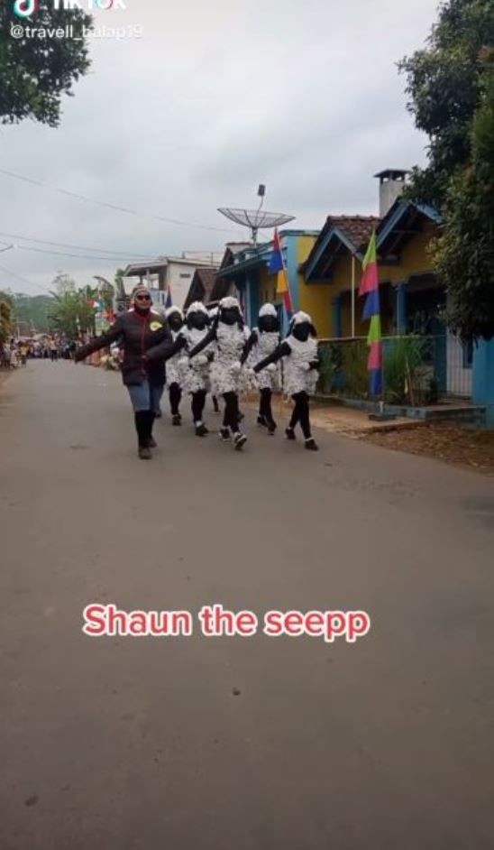 kostum gerak jalan nyeleneh © berbagai sumber